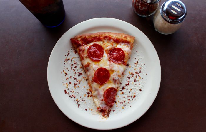 Ilustrasi arti mimpi makan pizza 