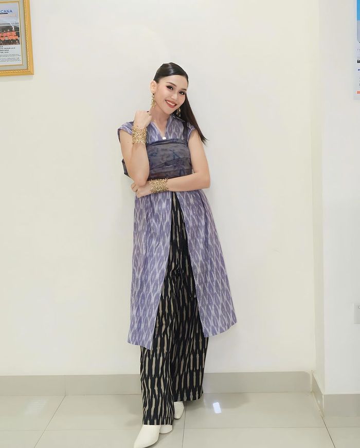 Gaya manggung Ayu Ting Ting kenakan busana tenun.