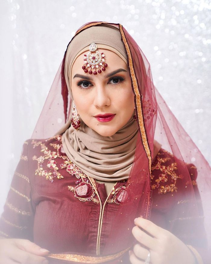 Irish Bella saat bergaya ala India.