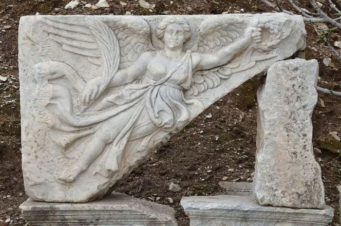 Nike, dewi kemenangan di mitologi Yunani kuno.