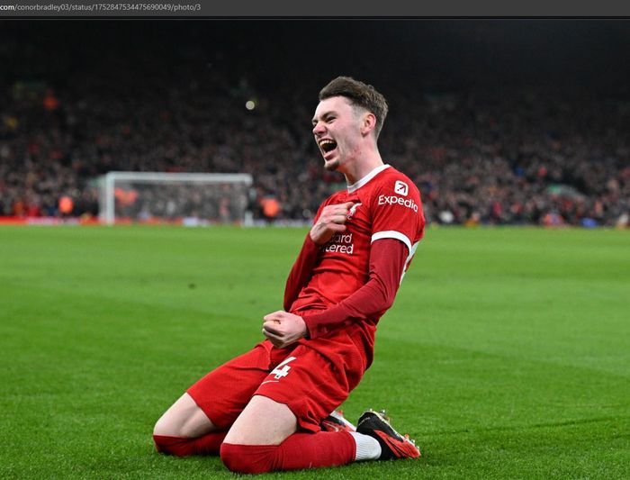 Bek kanan muda milik Liverpool, Conor Bradley, saat merayakan gol ke gawang Chelsea.