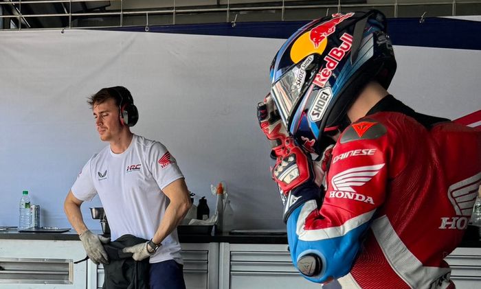 Pembalap penguji Honda, Stefan Bradl, bersiap untuk tampil dalam tes shakedown MotoGP yang dihelat di Sirkuit Sepang, Sepang, Malaysia, 1 Februari 2024.