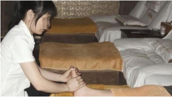 Van Phuong saat jadi tukang pijat kaki 