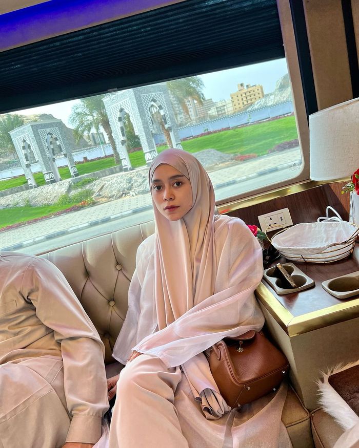 Gaya simpel hijab ala Lesty Kejora.