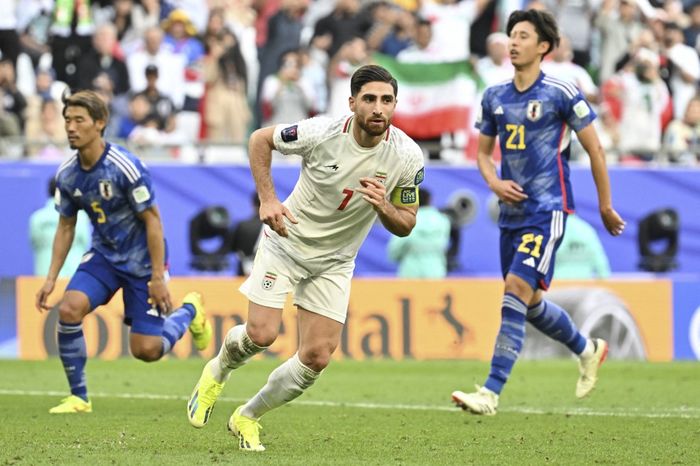 Gelandang Iran, Alireza Jahanbakhsh, merayakan momen setelah mencetak gol kedua timnya dari titik penalti pada laga perempat final Piala Asia 2023 antara Iran Vs Jepang di Education City Stadium di al-Rayyan, pada Sabtu 3 Februari 2024.