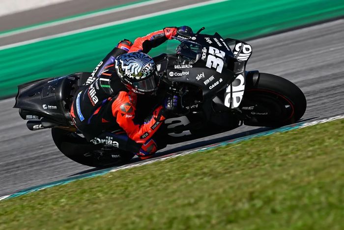 Pembalap penguji Aprilia, Lorenzo Savadori, memacu purwarupa dari motor Aprilia RS-GP dalam tes shakedown. Motor Aprilia disebut Batmobile karena bentuk bagian ekornya.