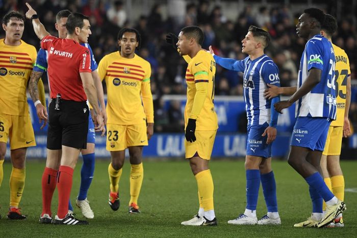 Penyerang muda Barcelona, Vitor Roque, mendapat kartu merah pada laga Liga Spanyol melawan Alaves di Stadion Mendizorroza, Sabtu (3/2/2024).