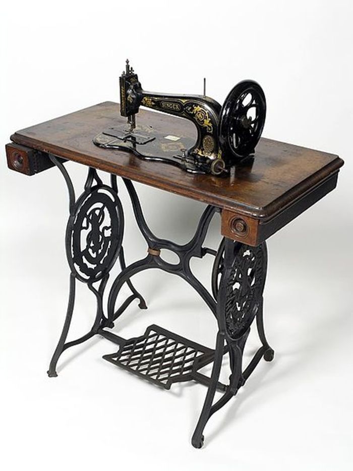 Mesin Jahit Singer Treadle, bentuknya yang mulai sederhana menjadi contoh dari mesin jahit yang mulai dipakai saat ini.