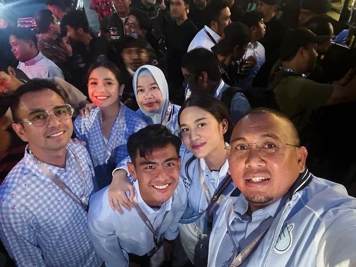 Pratama Arhan bersama sang istri, Azizah Salsa beserta beberapa pesohor yang jadi pendukung Capres Prabowo Subianto pada Pemilu 2024