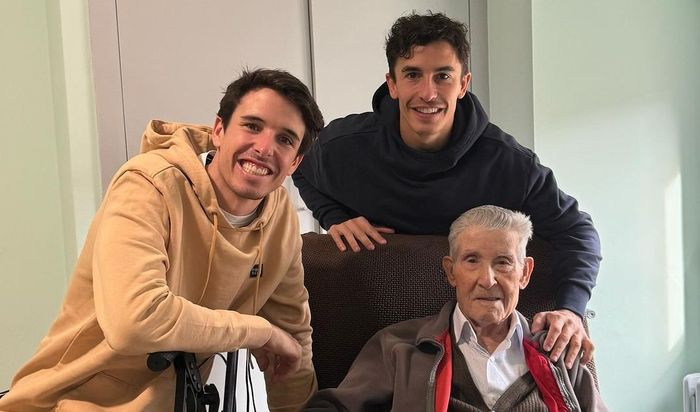 Potret Marc Marquez (tengah) dan Alex Marquez (kiri) bersama kakek mereka, Ramon Marquez, yang telah meninggal dunia.