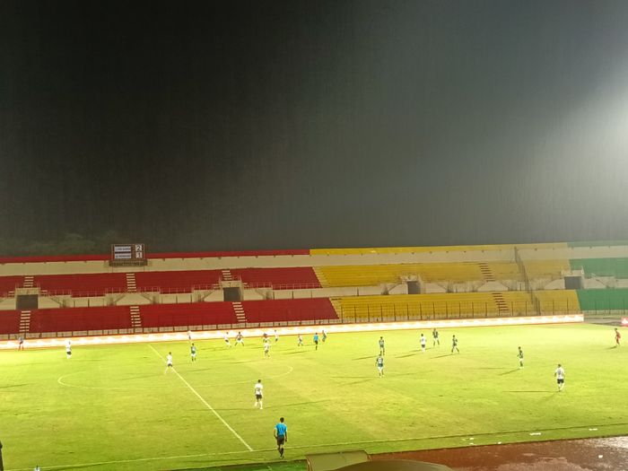 Suasana pertandingan antara PSS Sleman melawan Persikabo 1973 di Stadion Sultan Agung, Bantul, Minggu (4/2/2024).