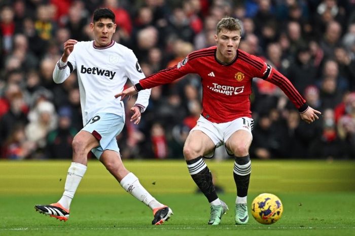 Rasmus Hojlund (kanan) dalam laga kontra West Ham United pada lanjutan Liga Inggris 2023-2024.