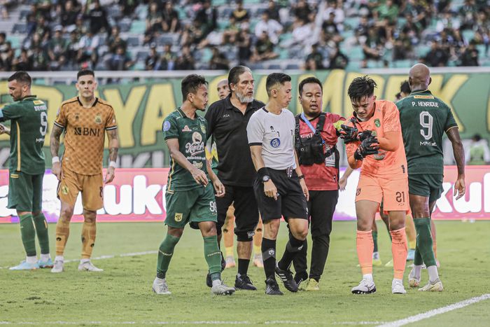 Kiper Persebaya Surabaya Ernando Ari yang mengalami cedera dalam laga melawan Bhayangkara FC, Minggu (4/2/2024).