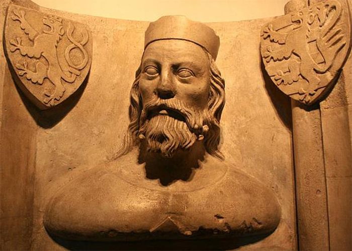 Raja John dari Bohemia terukir dalam sejarah karena kematiannya yang tragis sebagai panglima perang yang buta.