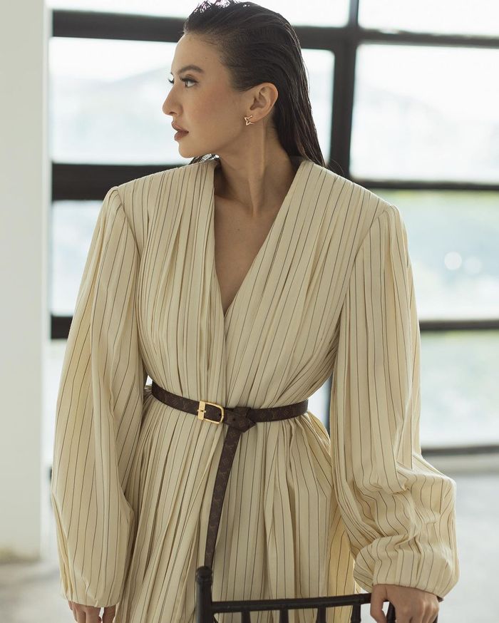Penampilan Raline Shah berbalut busana Louis Vuitton.