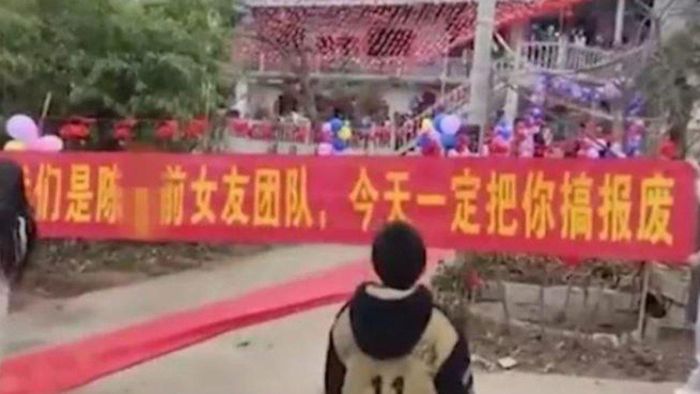 Sebuah pernikahan di China dikacaukan oleh para mantan pacar mempelai pria yang dulu disakiti.   