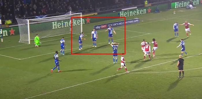 Elkan Baggott dengan gestur mempertanyakan rekan setimnya pada laga Bristol Rovers vs Fleetwood Town (7/2/2024). 