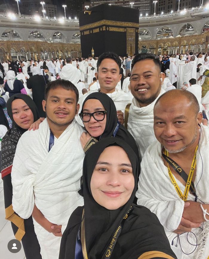 Prilly Latuconsina mengunggah foto saat ibadah umrah bersama keluarga. 