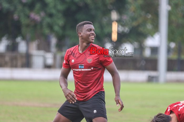 Pemain timnas U-20 Indonesia, Meshaal Hamzah Basier Osman (Meshaal Osman), sedang berlatih di Lapangan A, Senayan, Jakarta, Jumat (9/2/2024).