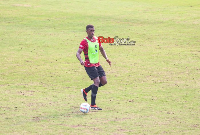 Pemain timnas U-20 Indonesia, Meshaal Hamzah Basier Osman (Meshaal Osman), sedang menguasai bola saat berlatih di Lapangan A, Senayan, Jakarta, Jumat (9/2/2024).