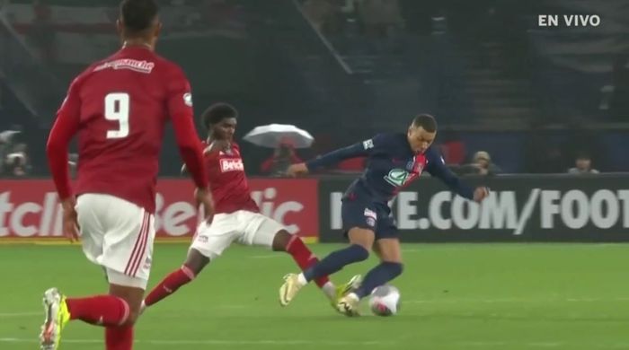 Kylian Mbappe mendapatkan tekel horor dari pemain Brest, Lillian Brassier, saat PSG berlaga di Piala Prancis (7/2/2024), Real Madrid ikut deg-degan.