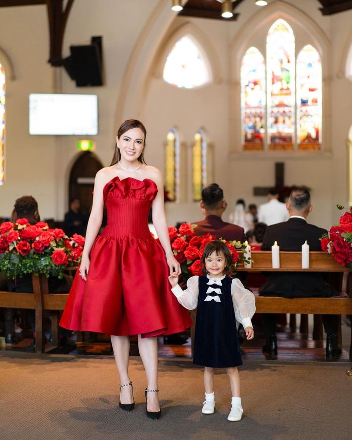 Shandy Aulia dan sang putri Claire saat menghadiri acara pernikahan di Australia.