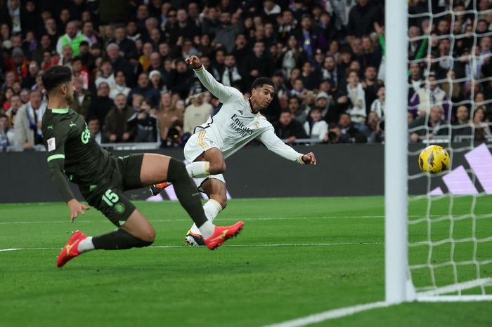 Gelandang Real Madrid, Jude Bellingham, mencetak gol ke gawang Girona pada laga pekan ke-24 Liga Spanyol di Stadion Santiago Bernabeu, Sabtu (10/2/2024).