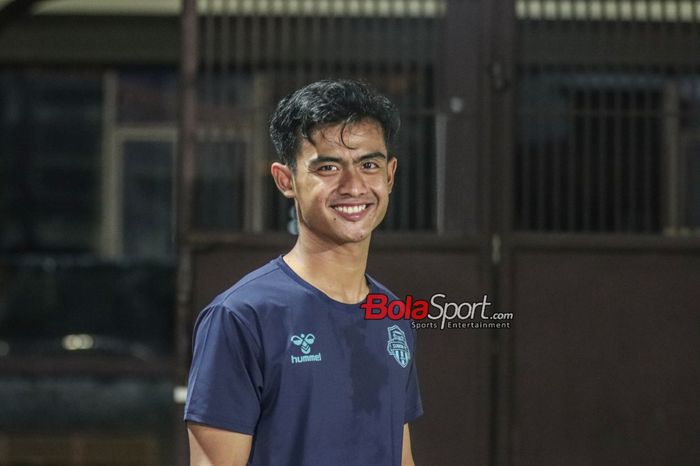 Pratama Arhan tampak tersenyum saat ditemui dalam laga uji coba Bhayangkara FC versus klubnya bernama Suwon FC di Stadion PTIK, Blok M, Jakarta, Senin (12/2/2024) malam.