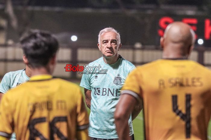 Pelatih Bhayangkara FC, Mario Gomez, sedang memberikan intruksi kepada para pemainnya saat berlatih di Stadion PTIK, Blok M, Jakarta, Senin (12/2/2024) malam.