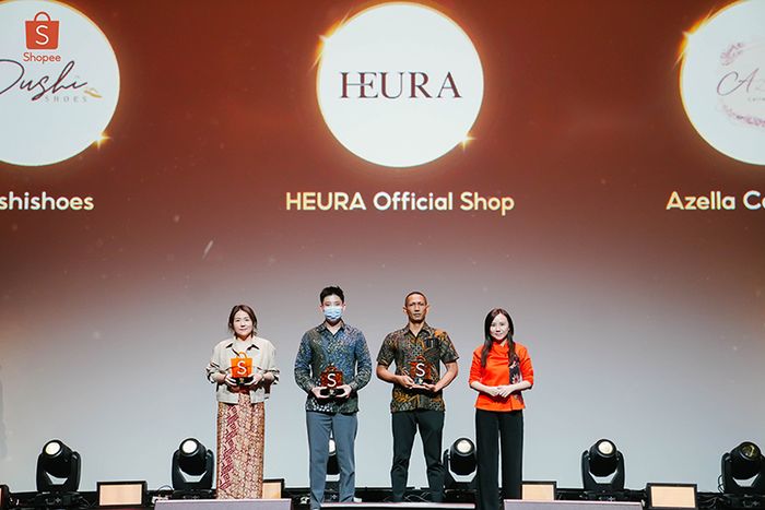 Direktur Eksekutif Shopee Indonesia Christin Djuarto bersama tiga UMKM penerima penghargaan Shopee Super Awards 2023.