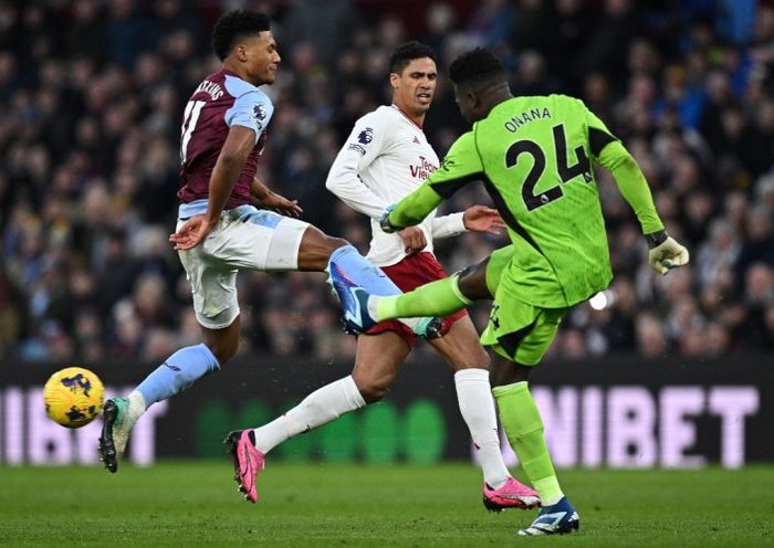 Aksi kiper Manchester United, Andre Onana, saat mealwan Aston VIlla pada lanjutan Liga Inggris 2023-2024.