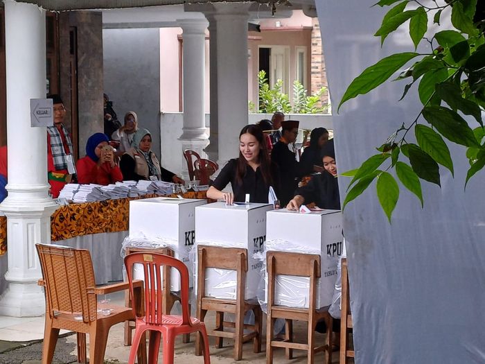 Ayu Ting Ting dan keluarga mengikuti pemilu di TPS 10 kawasan Mekar Jaya, Depok, Jawa Barat, Rabu (14/2/2024).