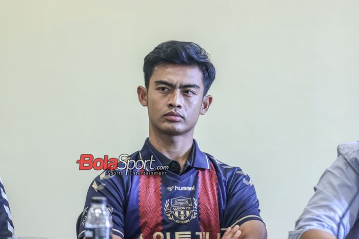 Pemain baru Suwon FC, Pratama Arhan, sedang memberikan keterangan kepada awak media di Hotel Sultan, Senayan, Jakarta, Kamis (15/2/2024).