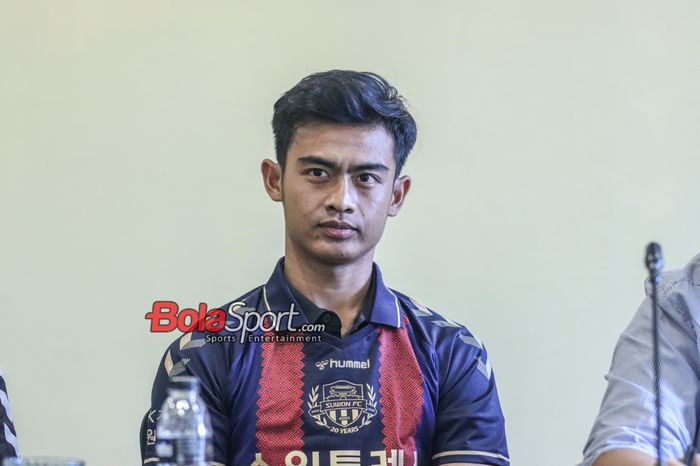 Pemain baru Suwon FC, Pratama Arhan, sedang memberikan keterangan kepada awak media di Hotel Sultan, Senayan, Jakarta, Kamis (15/2/2024).