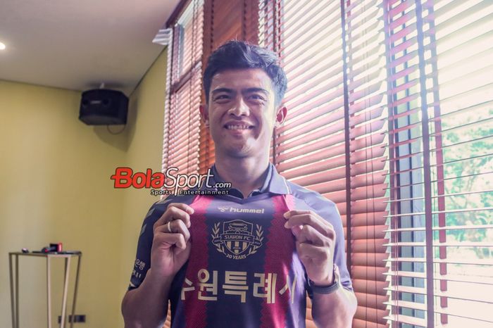 Pemain baru Suwon FC, Pratama Arhan, saat ditemui di Hotel Sultan, Senayan, Jakarta, Kamis (15/2/2024).