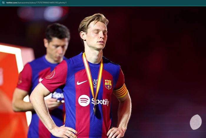 Gelandang Barcelona, Frenkie de Jong, dikabarkan kembali membuat sejumlah klub Liga Inggris tertarik mengangkutnya.