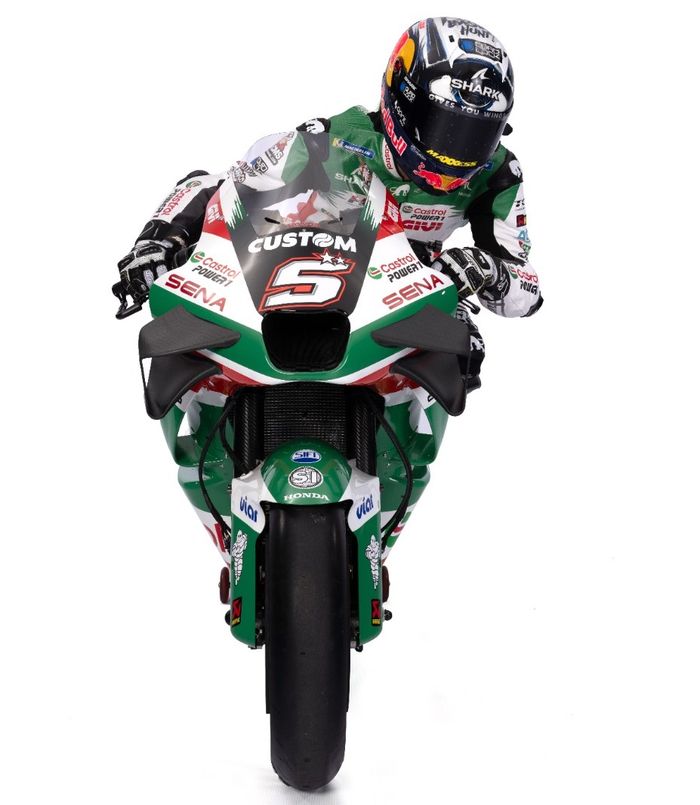 Pose pembalap asal Prancis, Johann Zarco dari tampak depan saat menunggangi livery baru LCR Honda Castrol untuk MotoGP 2024 yang dikenalkan pada Kamis (15/2/2024).