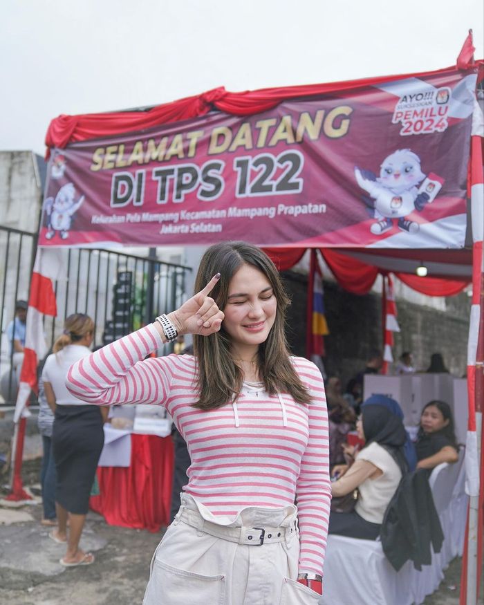 Luna Maya saat nyoblos ke TPS.