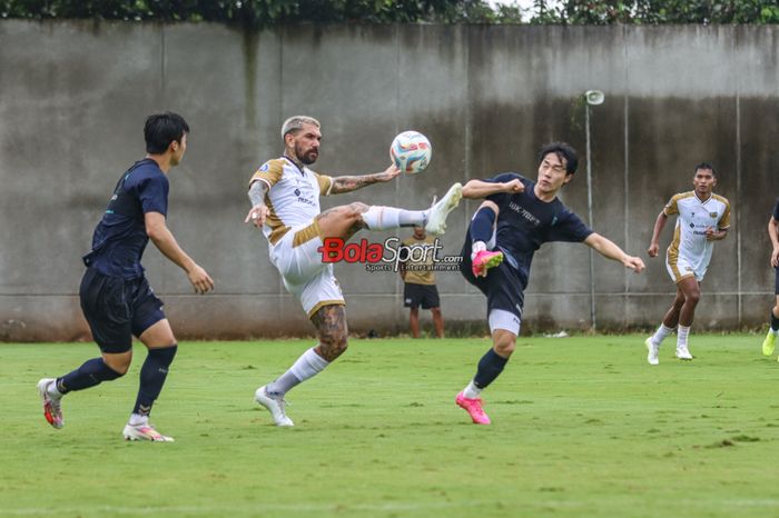 Dimitrios Kolovos (kiri) sedang membela Dewa United dalam laga uji coba melawan Suwon FC di Sport Center Dewa United, Tangerang, Banten, Jumat (16/2/2024).