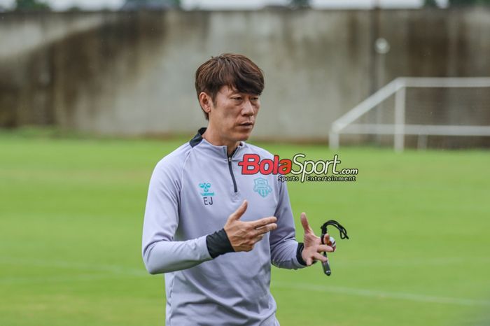 Pelatih Suwon FC, Kim Eun-joong, sedang memberikan intruksi kepada para pemainnya saat bertanding di Sport Center Dewa United, Tangerang, Banten, Jumat (16/2/2024).