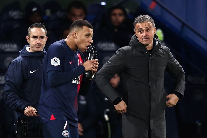 Luis Enrique bersama Kylian Mbappe dalam laga PSG vs Metz pada lanjutan Liga Prancis di Paris (20/12/2023).