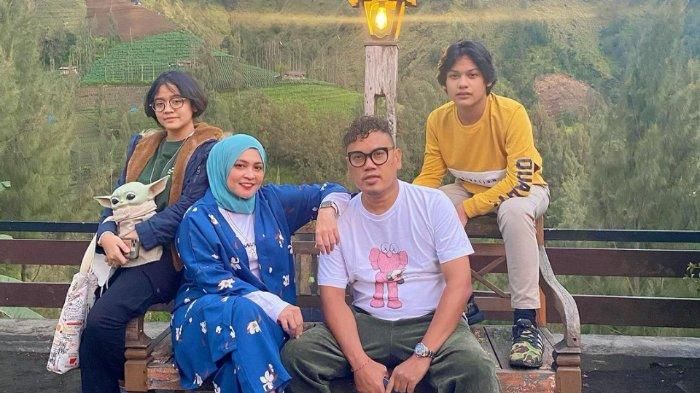 Cinta Kuya bersama kedua orangtuanya, Uya dan Astrid Kuya dan kakak laki-lakinya, Nino.