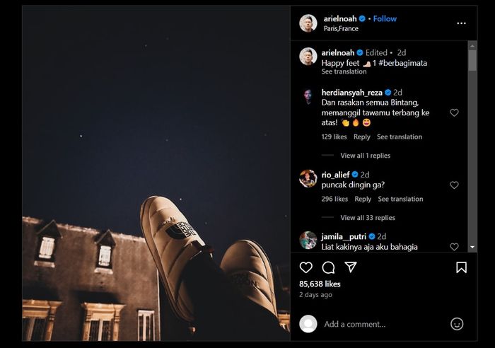 Postingan Ariel NOAH yang membagikan foto kakinya dan memperlihatkan dirinya sedang santai memandangi bintang di Paris, Perancis