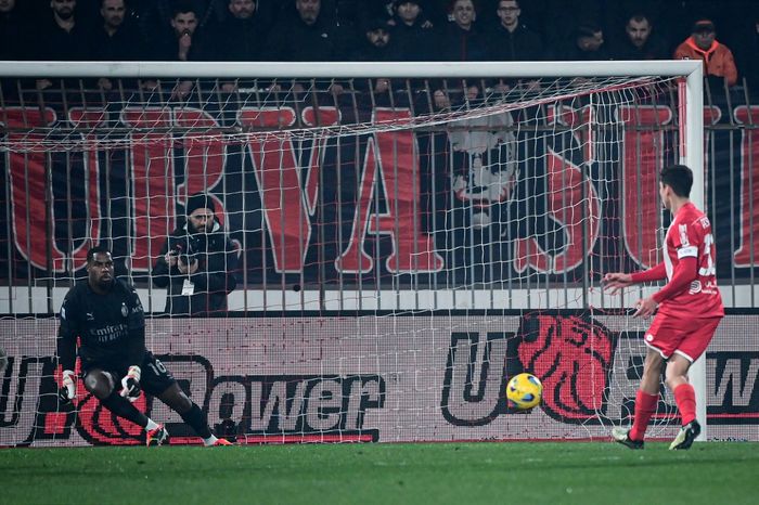 Matteo Pessina cetak gol penalti ke gawang Mike Maignan dalam laga Monza vs AC Milan di Stadion U-Power (18/2/2024).