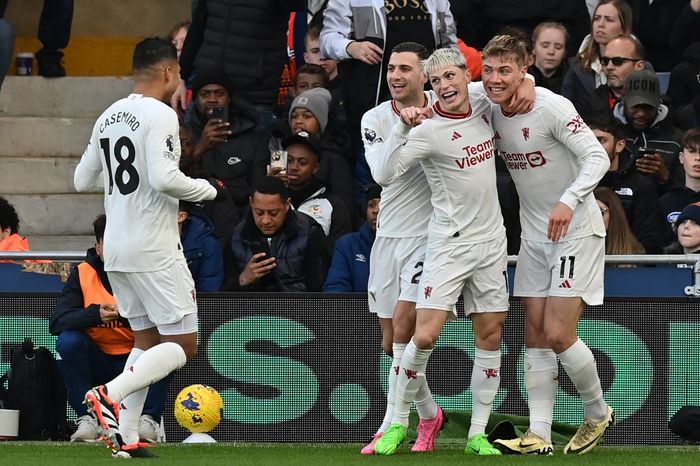 Rasmus Hojlund merayakan gol untuk Manchester United ke gawang Luton Town pada matchweek 25 Liga Inggris 2023-2024 di Stadion Kenilworth Road, Minggu (18/2/2024).