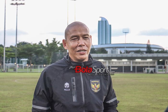 Pelatih timnas U-16 Indonesia, Nova Arianto, sedang memberikan keterangan kepada awak media di Lapangan B, Senayan, Jakarta, Senin (19/2/2024).