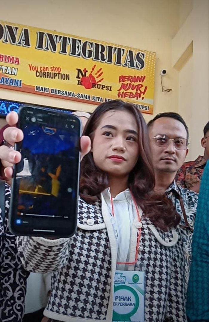 Della, istri Renaga Tahier di Pengadilan Agama Bogor, Senin (19/2/2024).