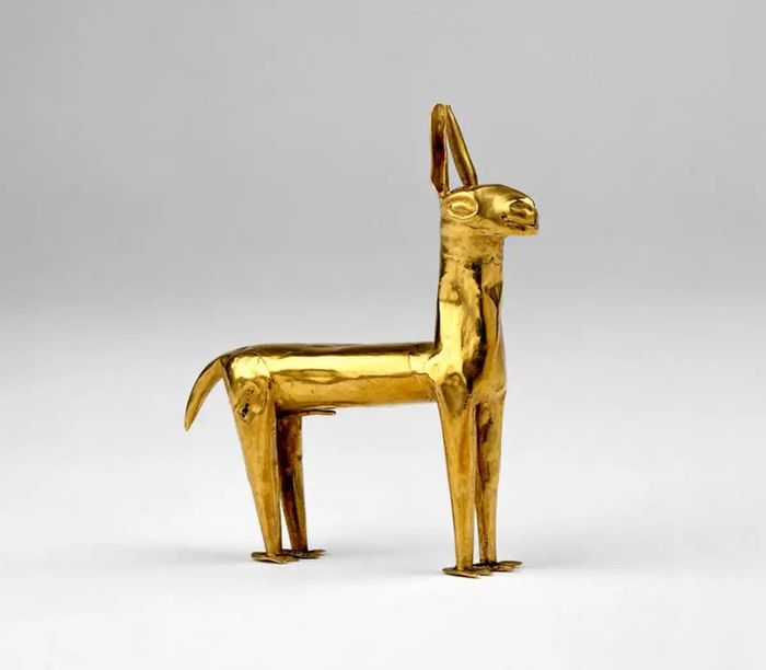 Miniatur figur llama, ditempa dengan emas yang dipalu, mungkin disimpan sebagai persembahan, sekitar 1400-1532 Masehi, Peru.