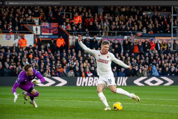 Rasmus Hojlund mencetak gol untuk Manchester United ke gawang Luton Town pada matchweek 25 Liga Inggris 2023-2024 di Stadion Kennilworth Road, Minggu (18/2/2024).