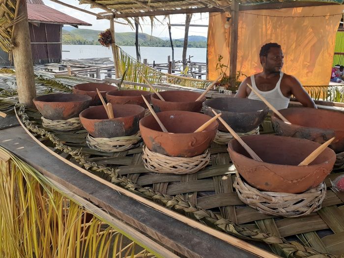 Gerabah yang dibuat oleh perajin dari Kampung Abar, Kabupaten Jayapura, Papua. Pengetahuan masyarakat mengenai pembuatan gerabah ini berhubungan dengan interaksi purbakala dengan penutur bahasa Austronesia di Papua.